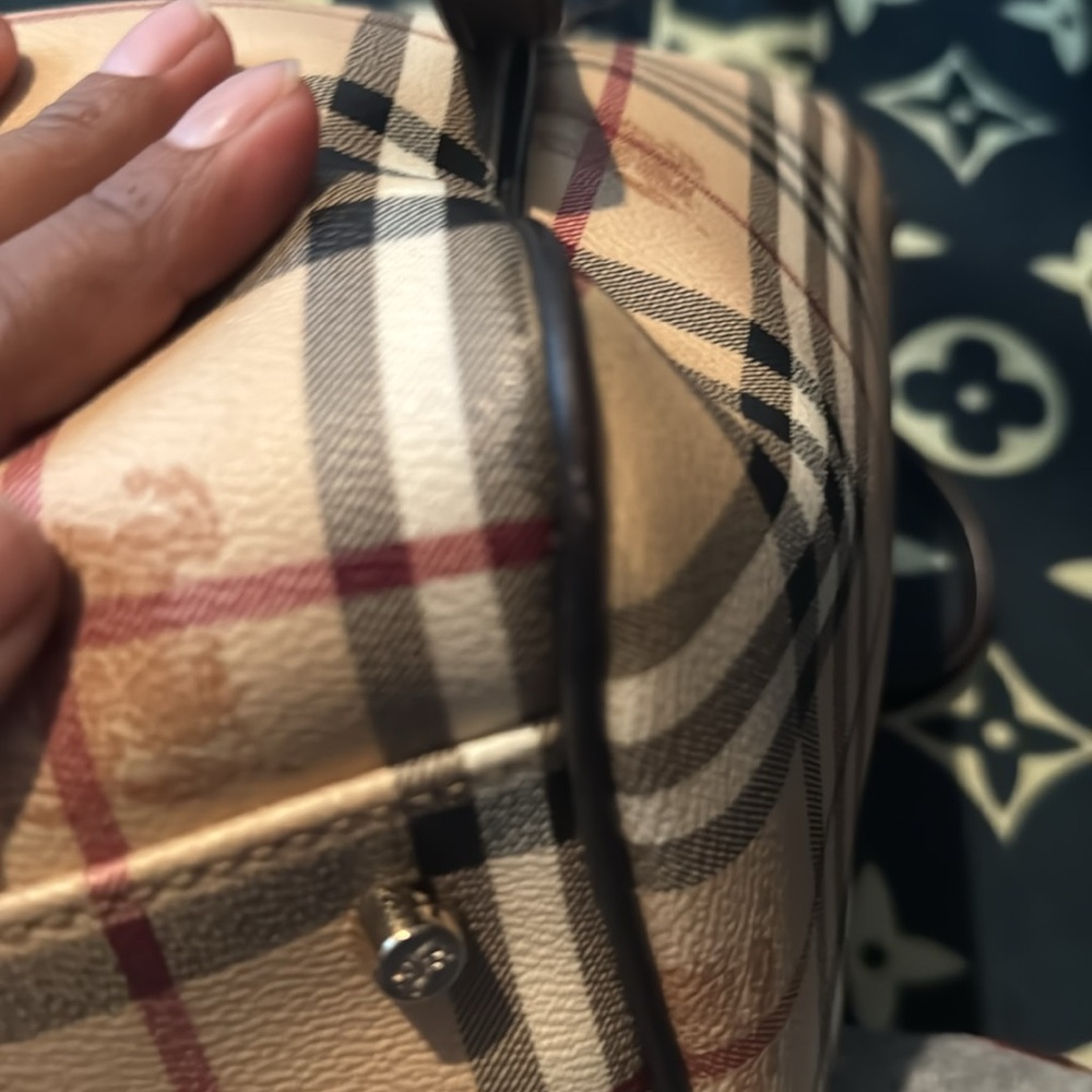 Burberry Cream and Black Tote Bag with Iconic Design - Picture 9 of 10